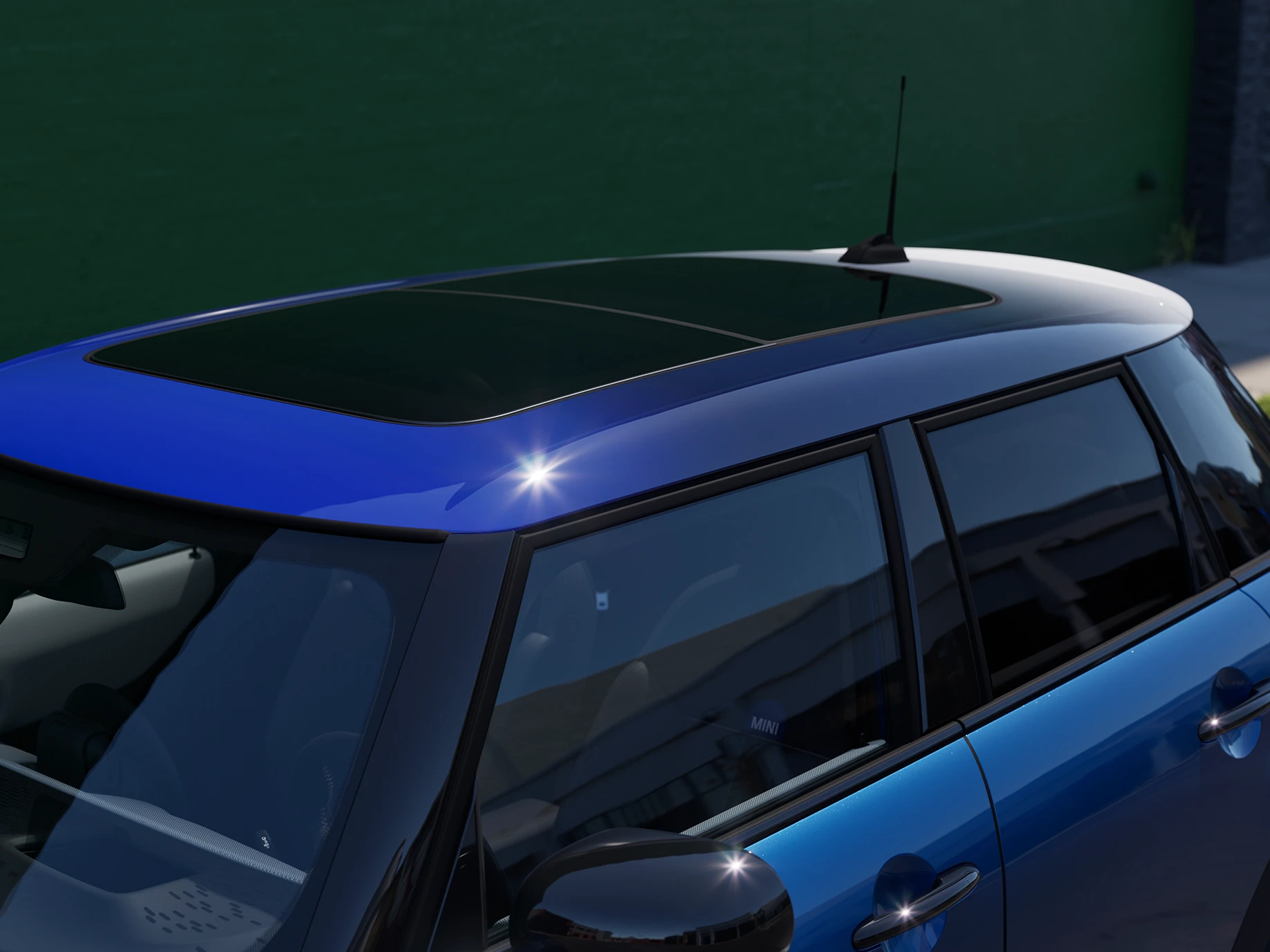 Close view of the MINI Cooper 5-Door with focus on the Multitone Roof in Blue.