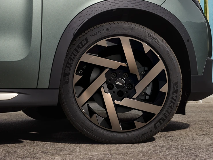 Close view on the MINI Countryman in Smokey Green with Kaleido Spoke 2-tone rims.