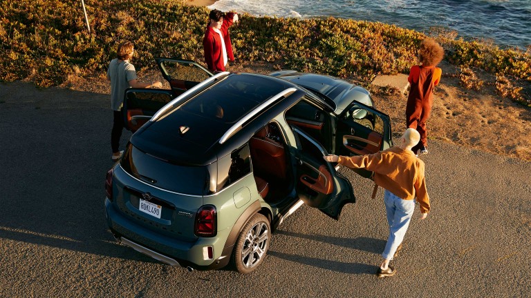 New MINI Countryman– green and black – front view